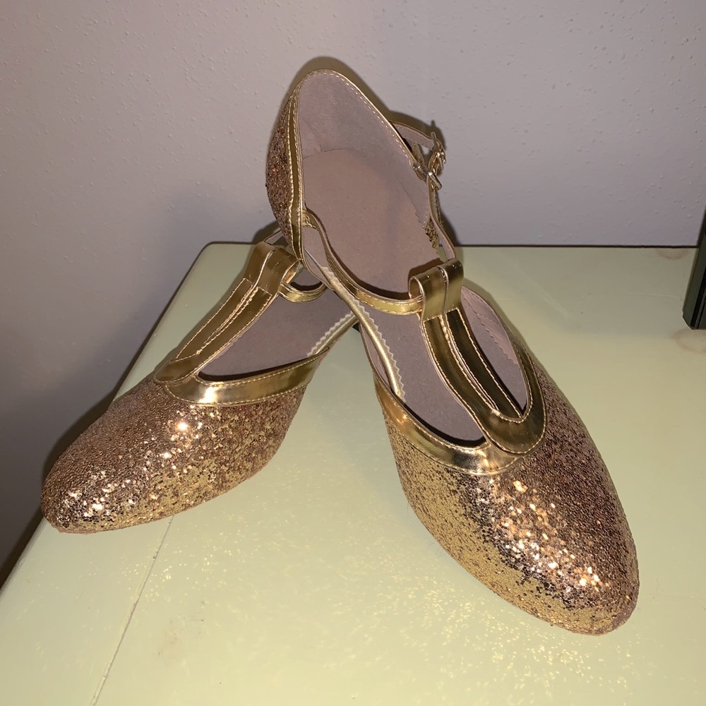 Stunning gold sparkly heels!